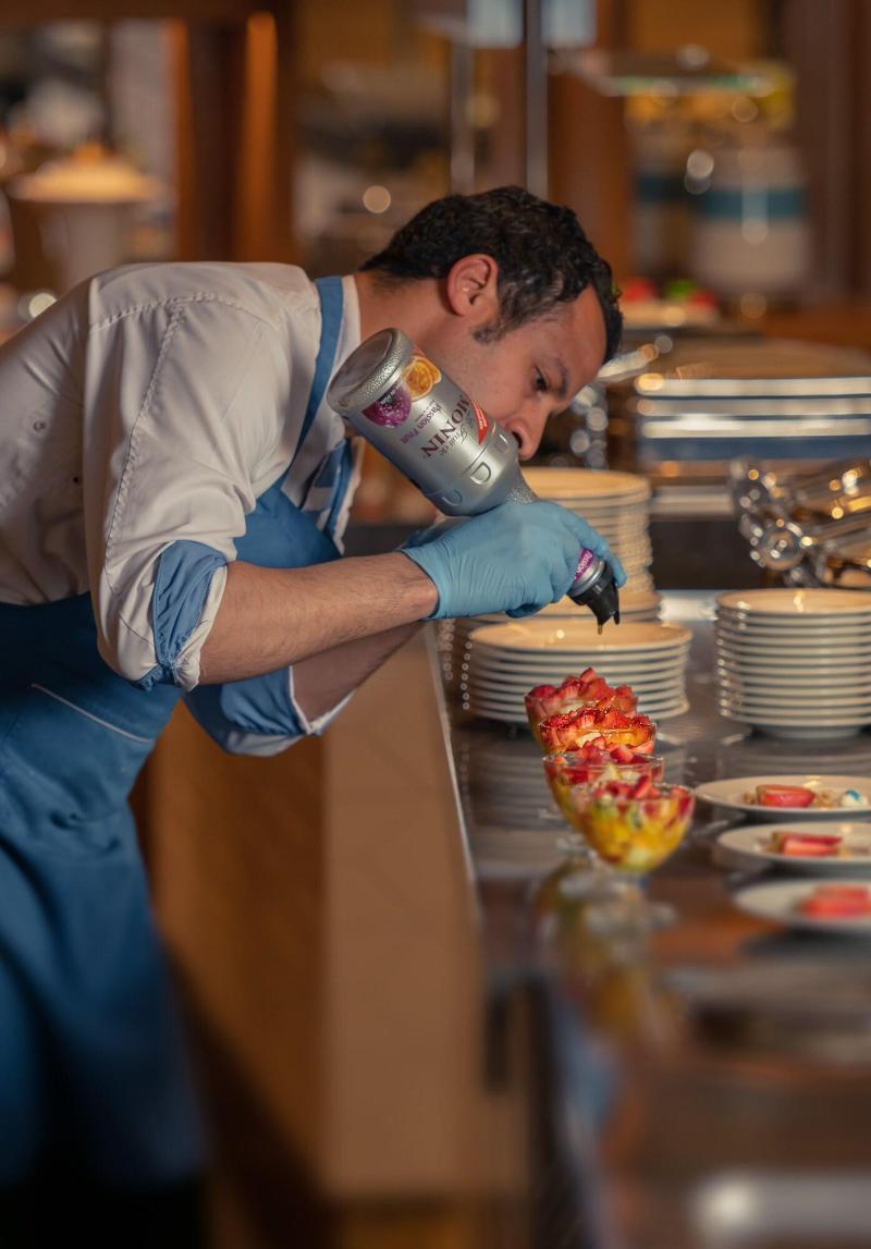 Crystal Inn Hotel - Alamein (Adults Only) エル・アラメイン エクステリア 写真 A cook using a whipped cream dispenser