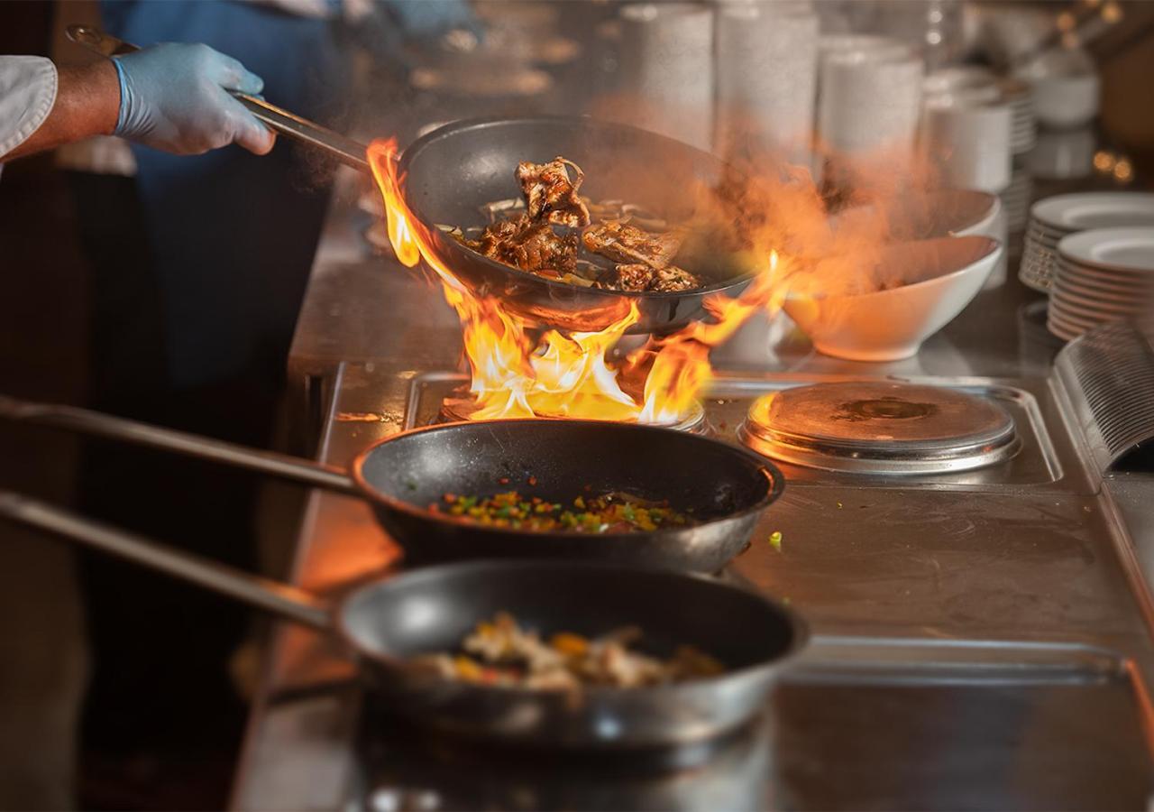 Crystal Inn Hotel - Alamein (Adults Only) エル・アラメイン エクステリア 写真 A chef cooking with a wok