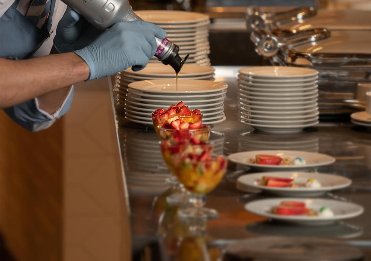Crystal Inn Hotel - Alamein (Adults Only) エル・アラメイン エクステリア 写真 A pastry chef finishing a dessert